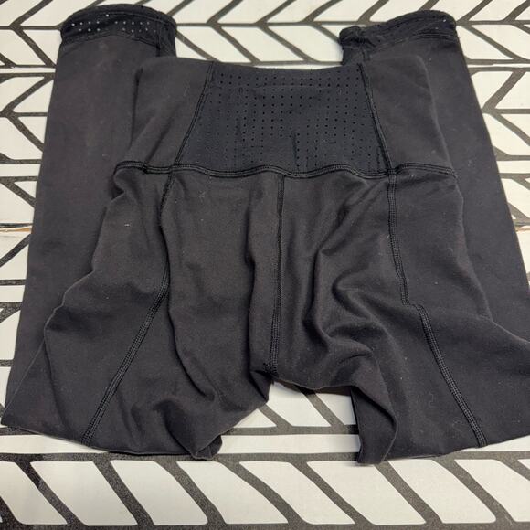 Lululemon Laser Cut Black Crop Leggings 21” inseam- size 2 - Picture 1 of 5